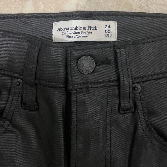 NWOT Abercrombie Ultra High Rise 90s Slim Straight Jean Coated Black (Size 24) - Picture 3 of 7
